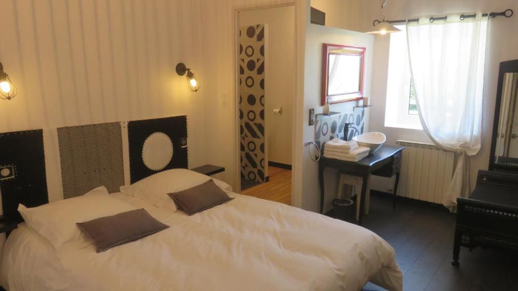 Double Room with Private Bathroom room - Image 3