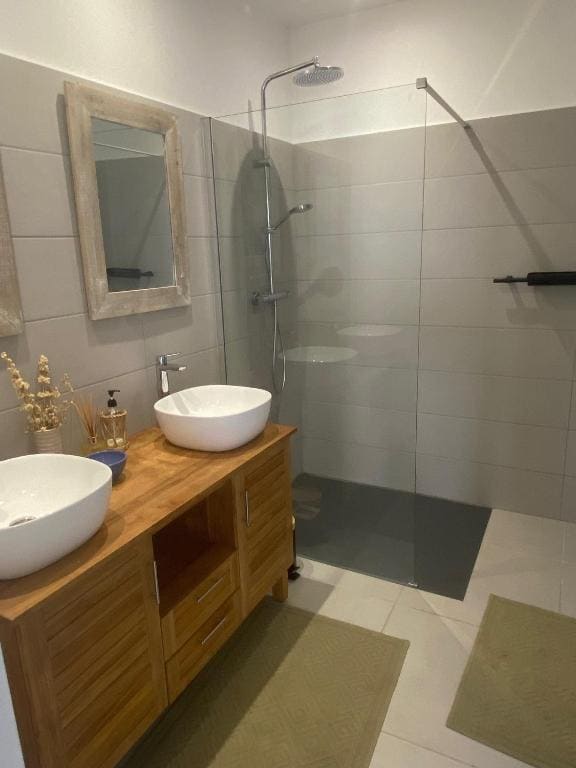 Family Room with Bathroom room - Image 1