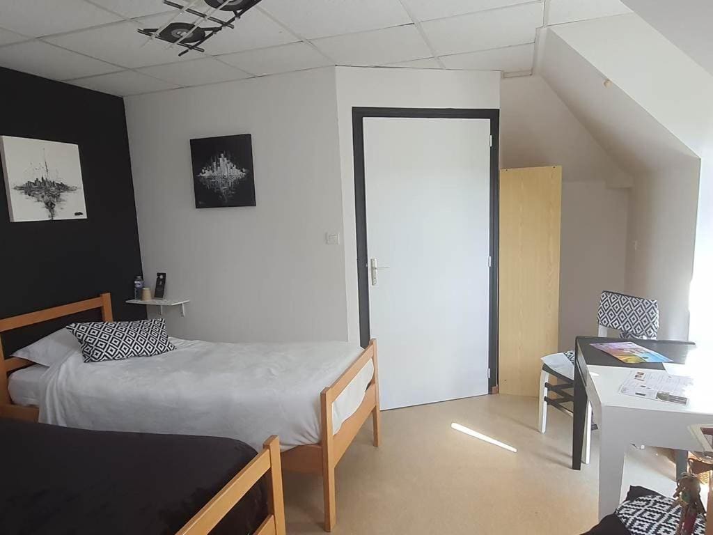 Standard Twin Room room - Image 2
