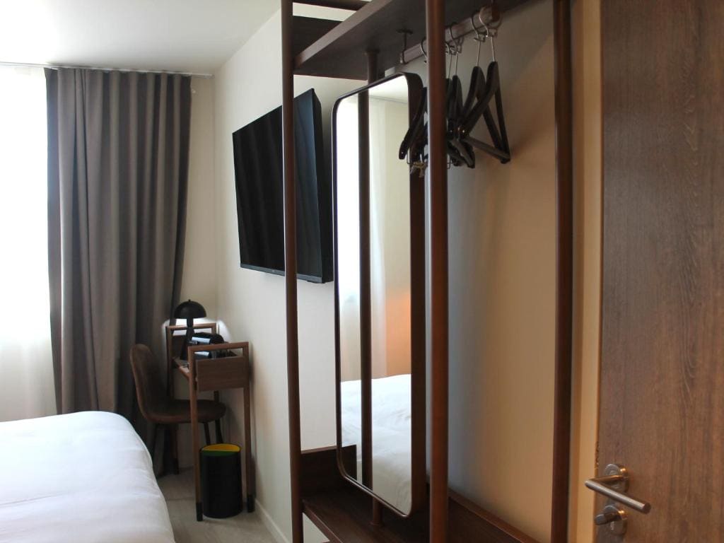 Family Room room - Image 2