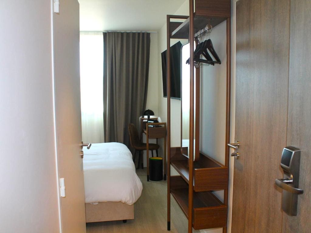 Family Room room - Image 3