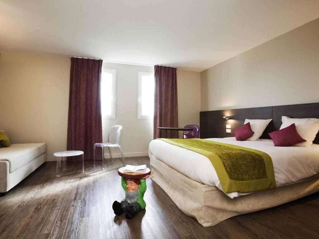 Standard Family Suite with One Double Bed and Sofa room - Image 2