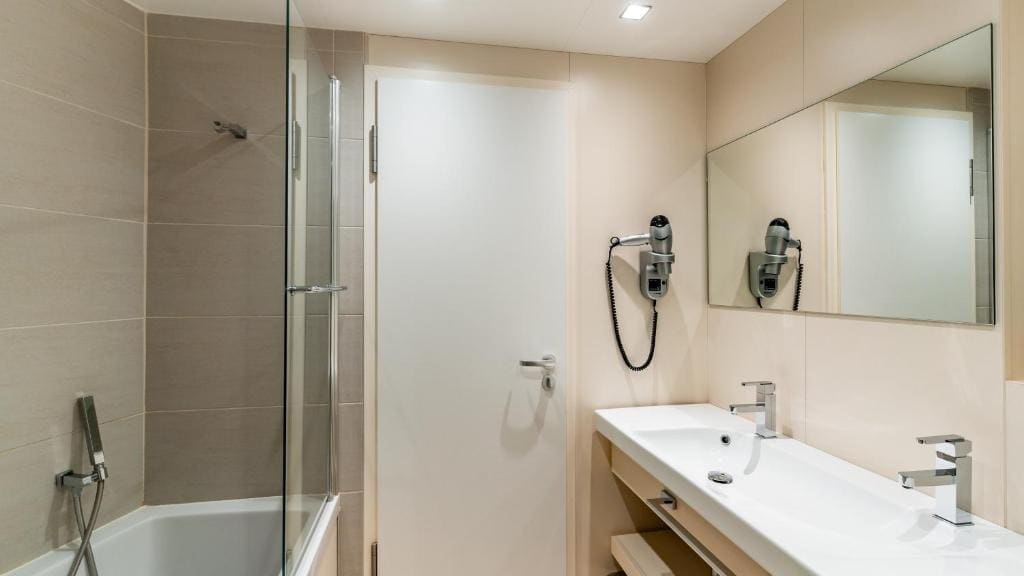 Standard Twin Room room - Image 3