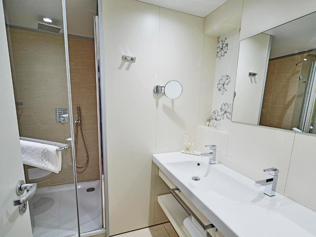 Superior Queen Room room - Image 3