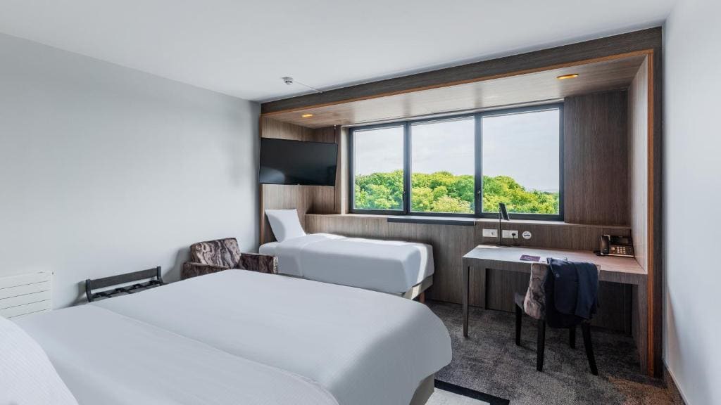 Family Connecting Room with Two Queen Beds and One Single Bed room - Image 2