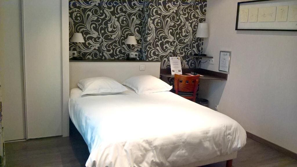 Chambre double PMR (RdC sur rue / groundfloor on street side) 14m2 room - Image 1