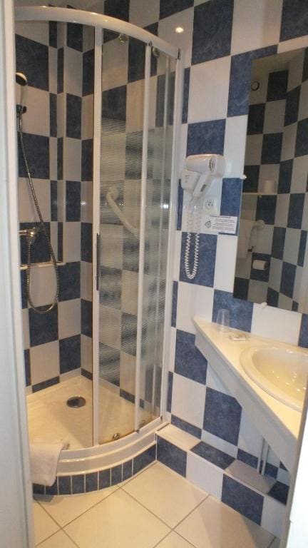 Standard Single Room with Shower Street Side 8m2 room - Image 1