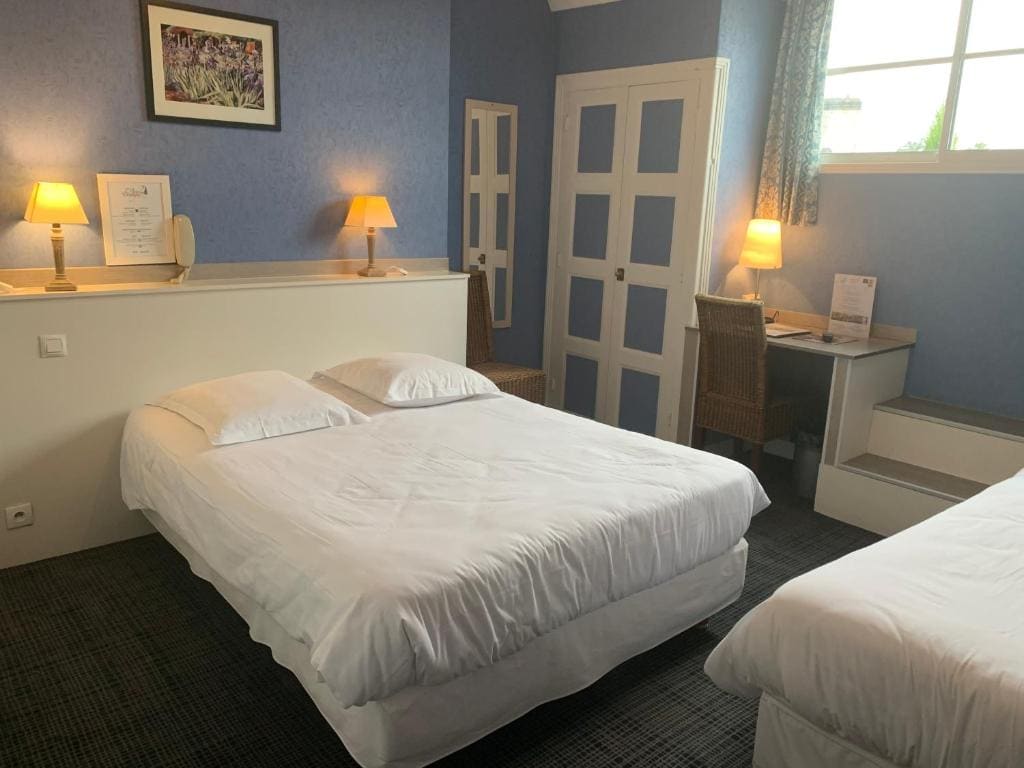 Standard Triple Room no lift third floor 12m2 room - Image 1