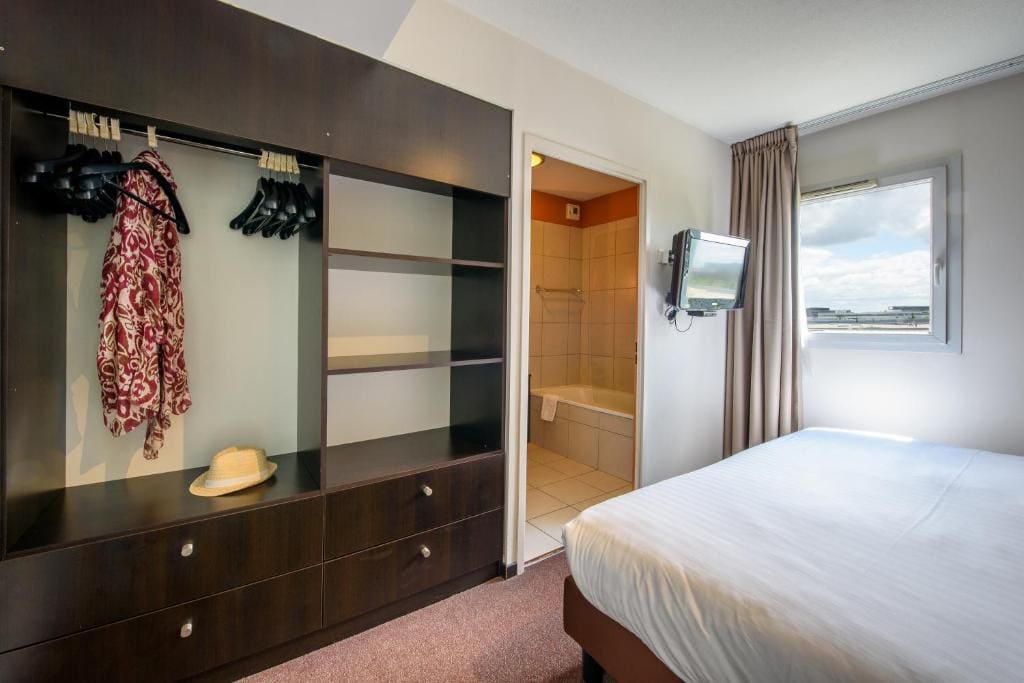Superior One-Bedroom Apartment Duplex room - Image 3