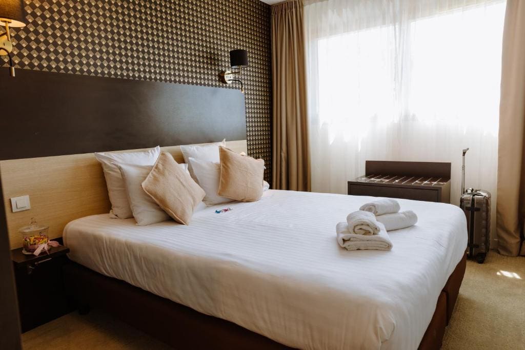 Superior One-Bedroom Apartment room - Image 1