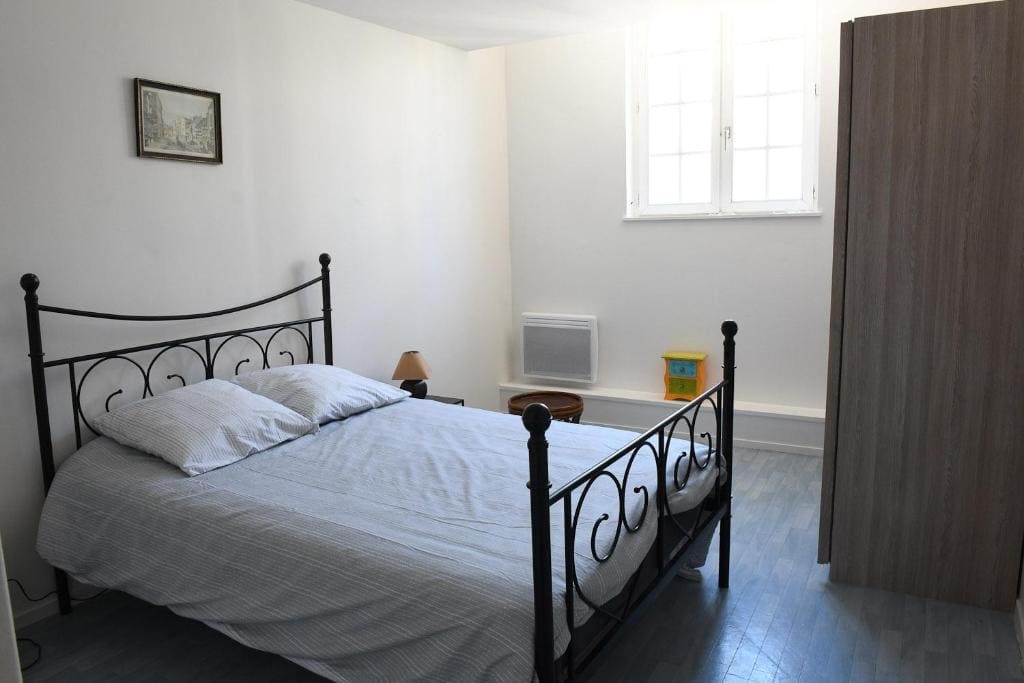 One-Bedroom Apartment room - Image 1