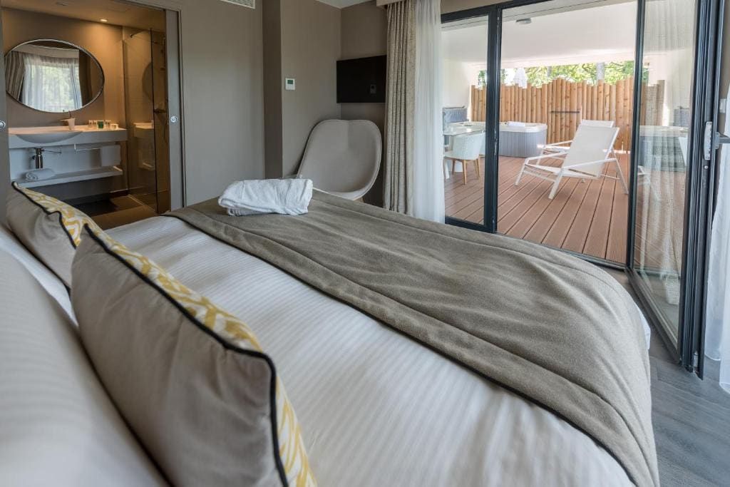 Deluxe Suite with Spa Bath room - Image 1