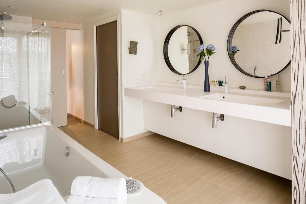 Executive Suite with Spa Bath room - Image 3