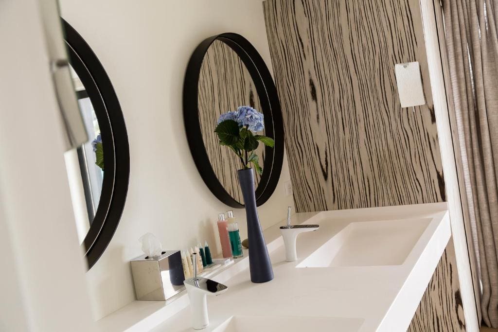 Executive Suite with Spa Bath room - Image 2