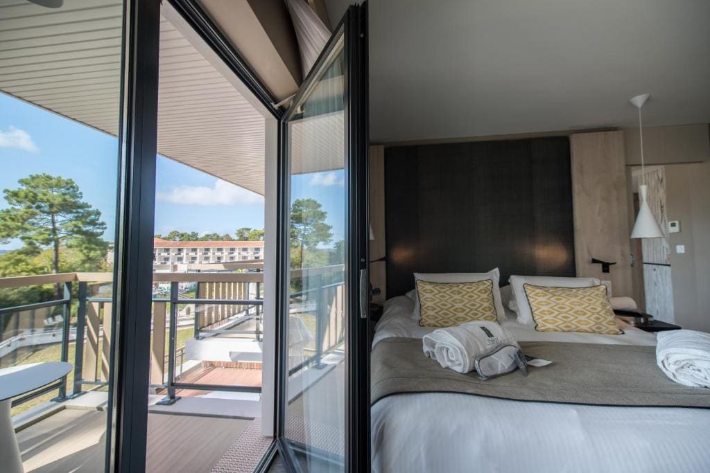 Deluxe Suite with Spa Bath room - Image 2