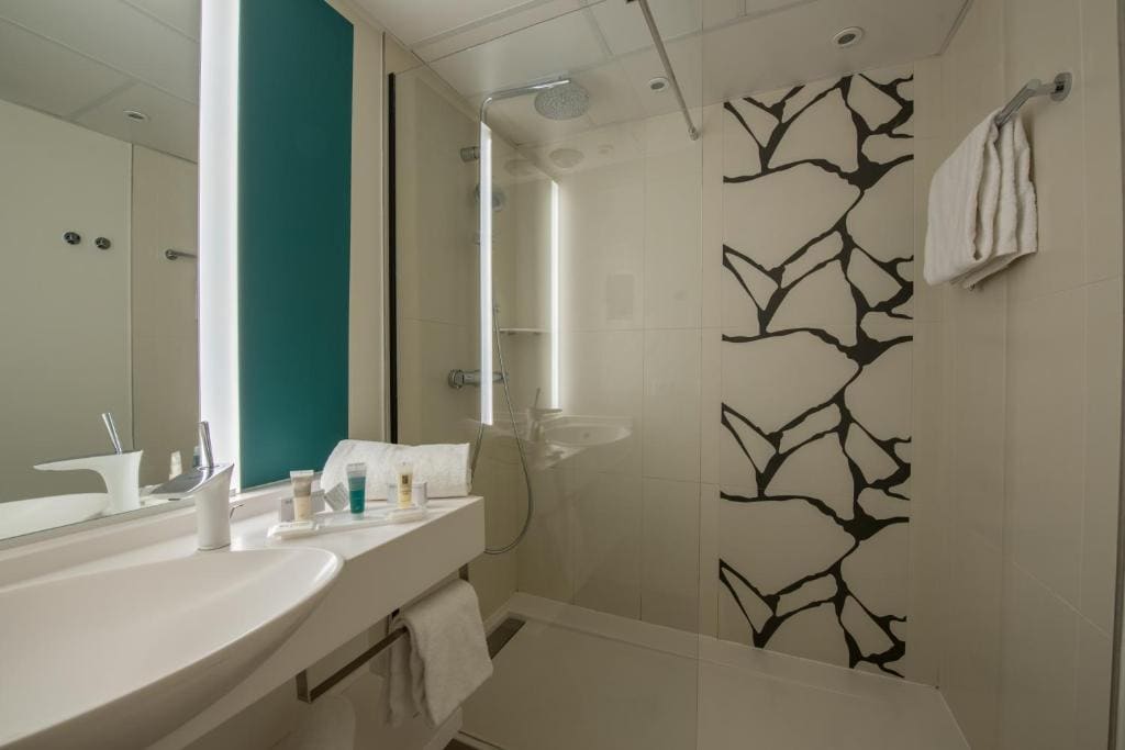 Standard Twin Room room - Image 3