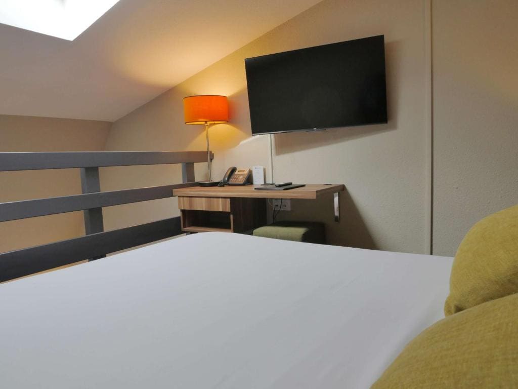 Standard Queen Room with Mezzanine - Non-Smoking room - Image 2