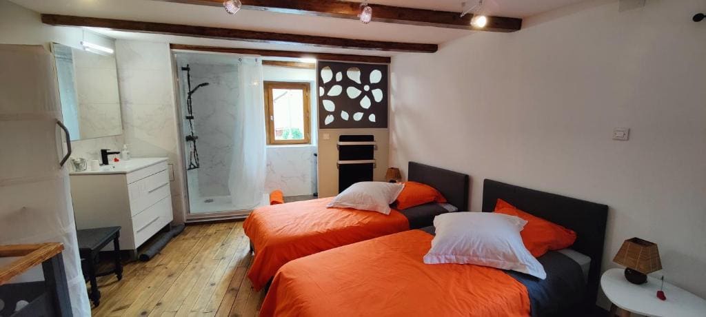 Twin Room with Private Bathroom room - Image 2