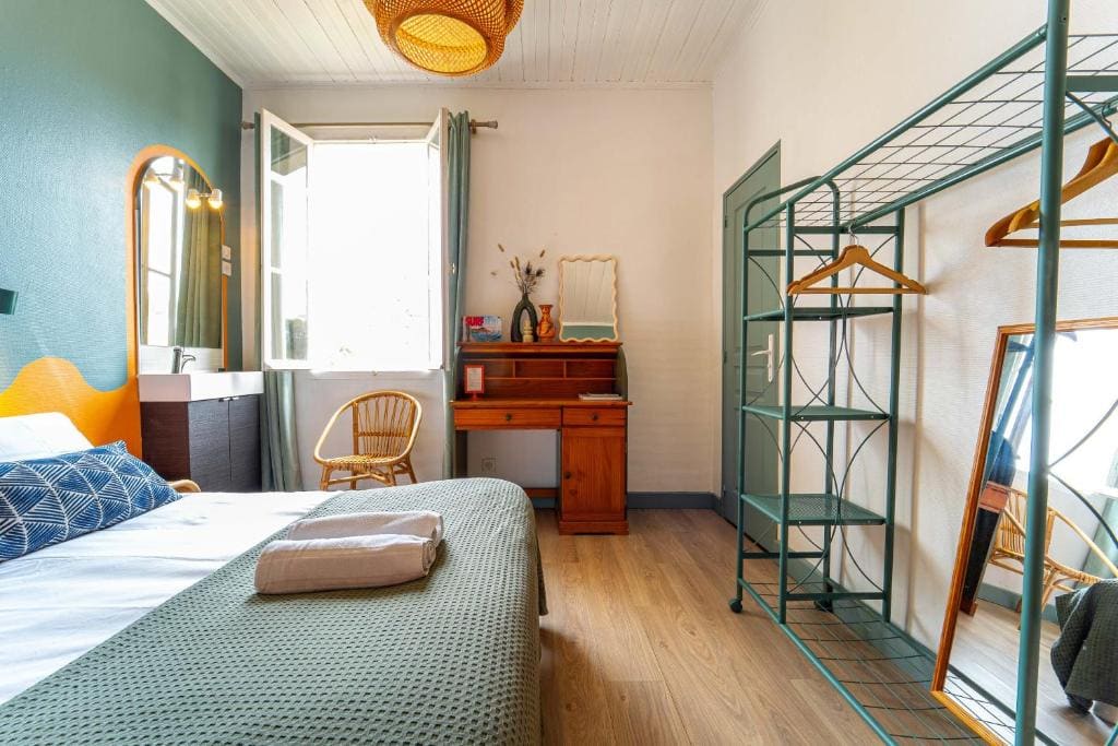 Deluxe Double Room with Shower room - Image 3