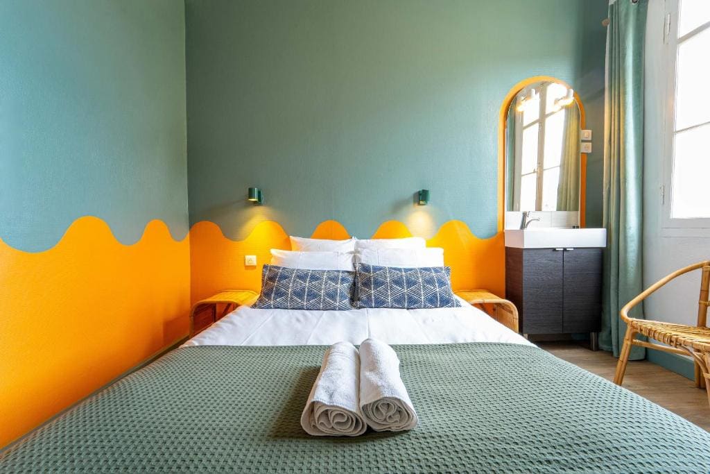 Deluxe Double Room with Shower room - Image 2