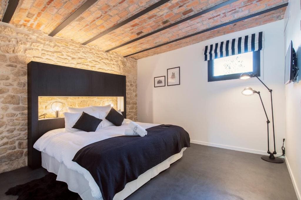 King Room with Roll-In Shower - Disability Access room - Image 2