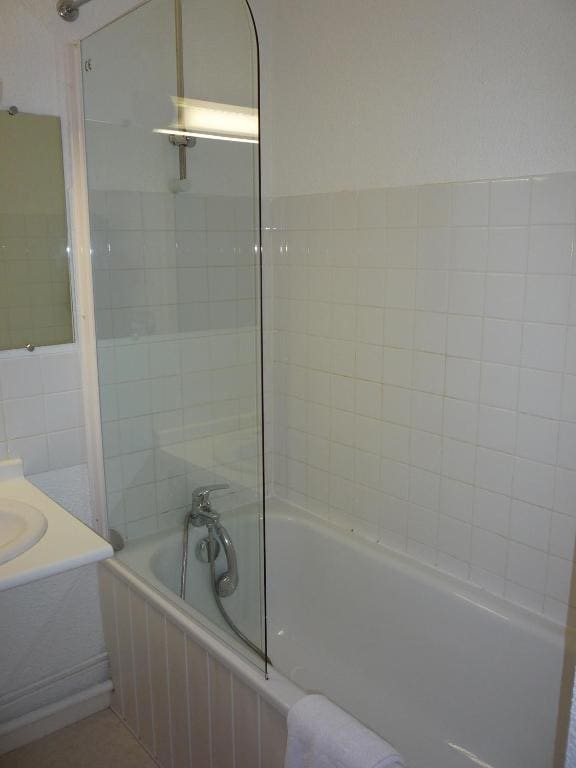 Single Room with Bath room - Image 3