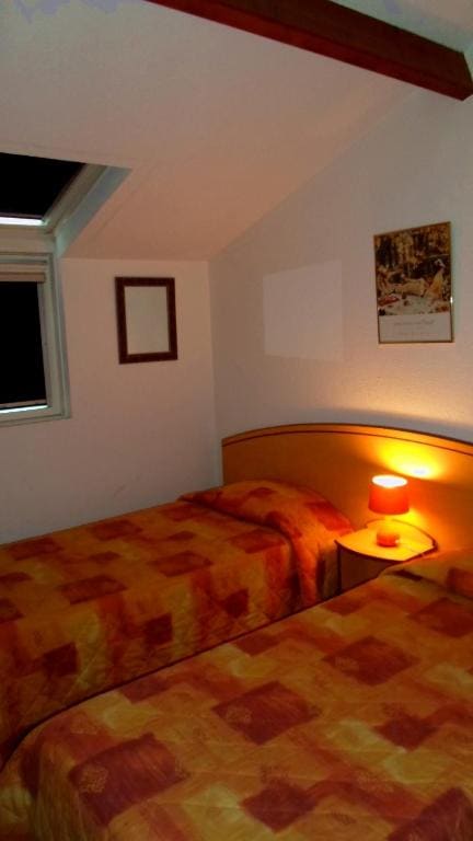 Twin Room with Bath room - Image 1