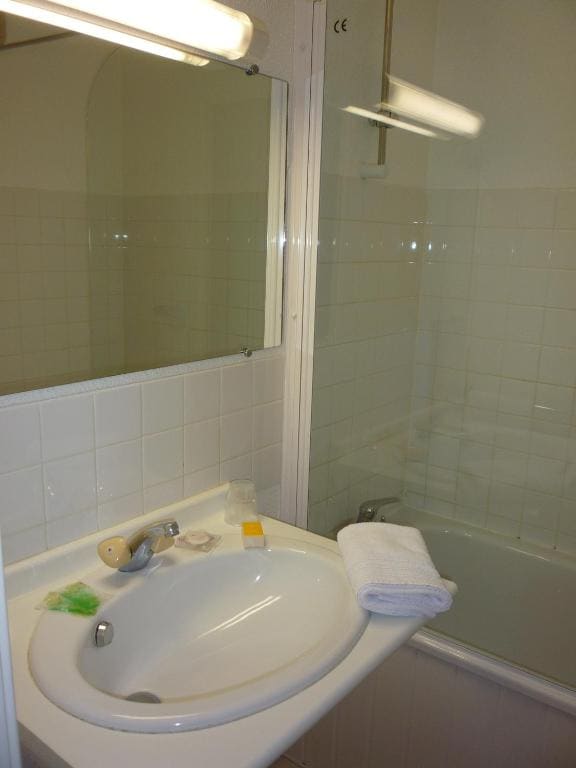 Single Room with Bath room - Image 2