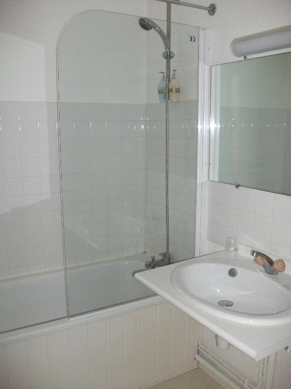Twin Room with Bath room - Image 3