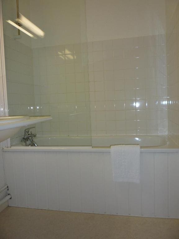 Double Room with Bath room - Image 2