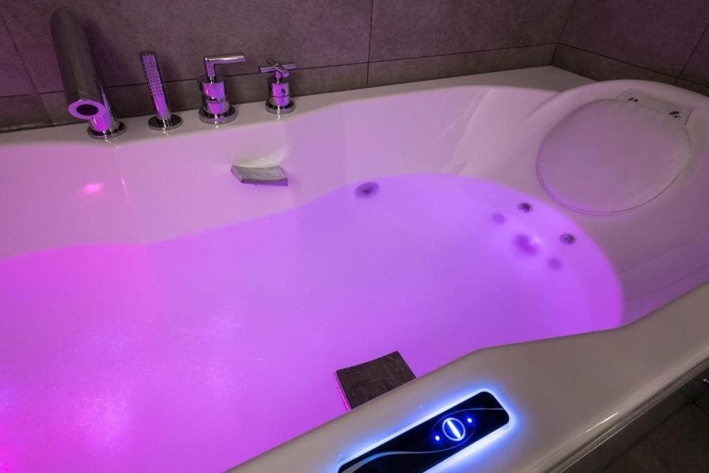 Double Room with Spa Bath room - Image 3