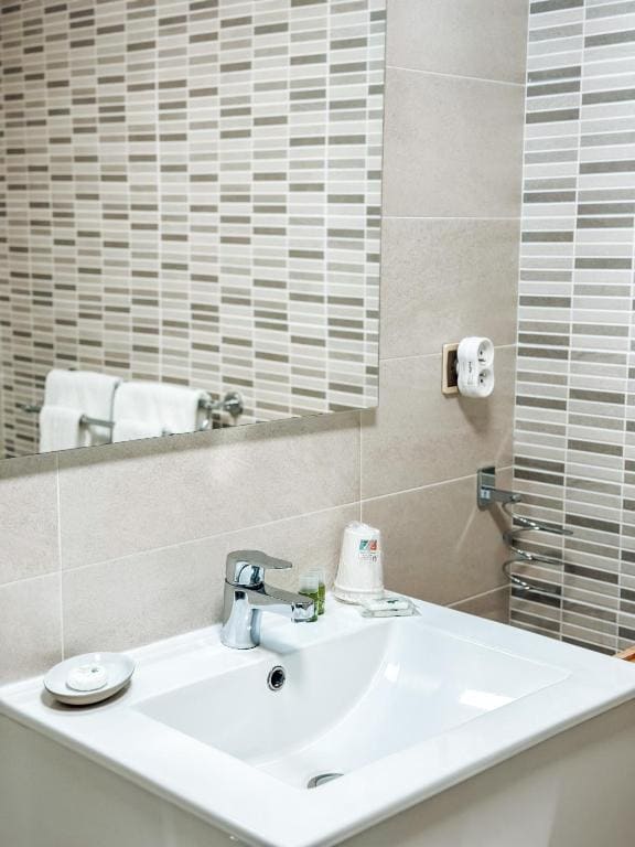 Deluxe Double Room with Shower room - Image 3