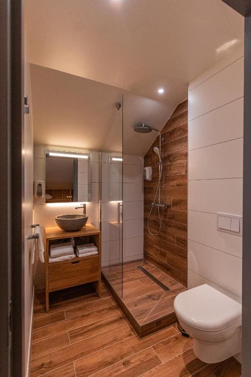 Deluxe Double Room with Balcony room - Image 3