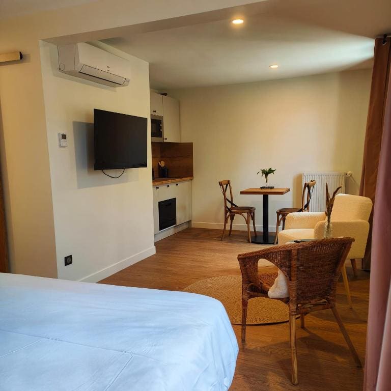 Studio with Balcony room - Image 2