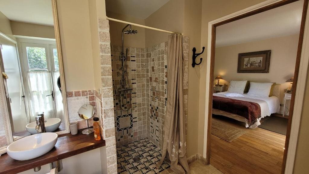 Deluxe Double Room with Shower-Figuier room - Image 2
