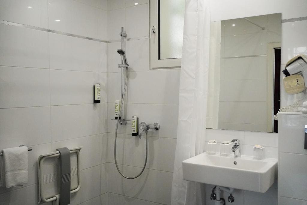 Triple Room - Disability Access room - Image 3