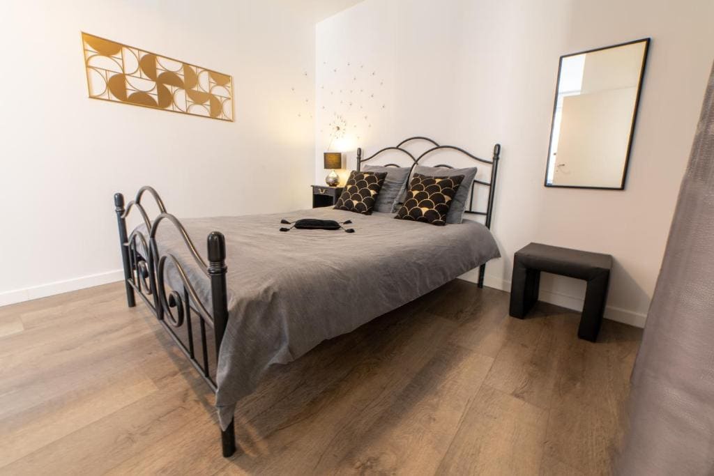 Double Room with Private External Bathroom room - Image 3