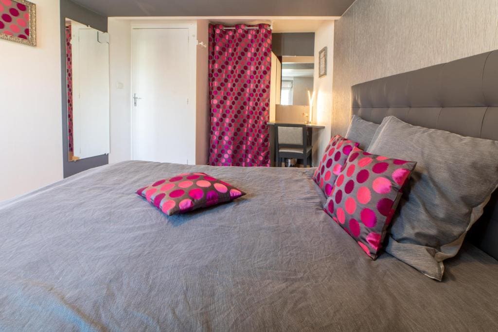 Double Room with Shared Bathroom room - Image 2