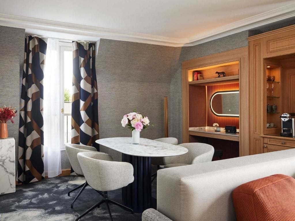 Two-Bedroom Eiffel Family Suite with One King Bed, One Queen Bed and Eiffel Tower View room - Image 2