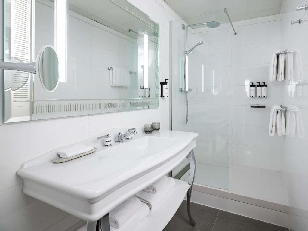 Luxury Junior King Suite with Balcony and Eiffel Tower View room - Image 2