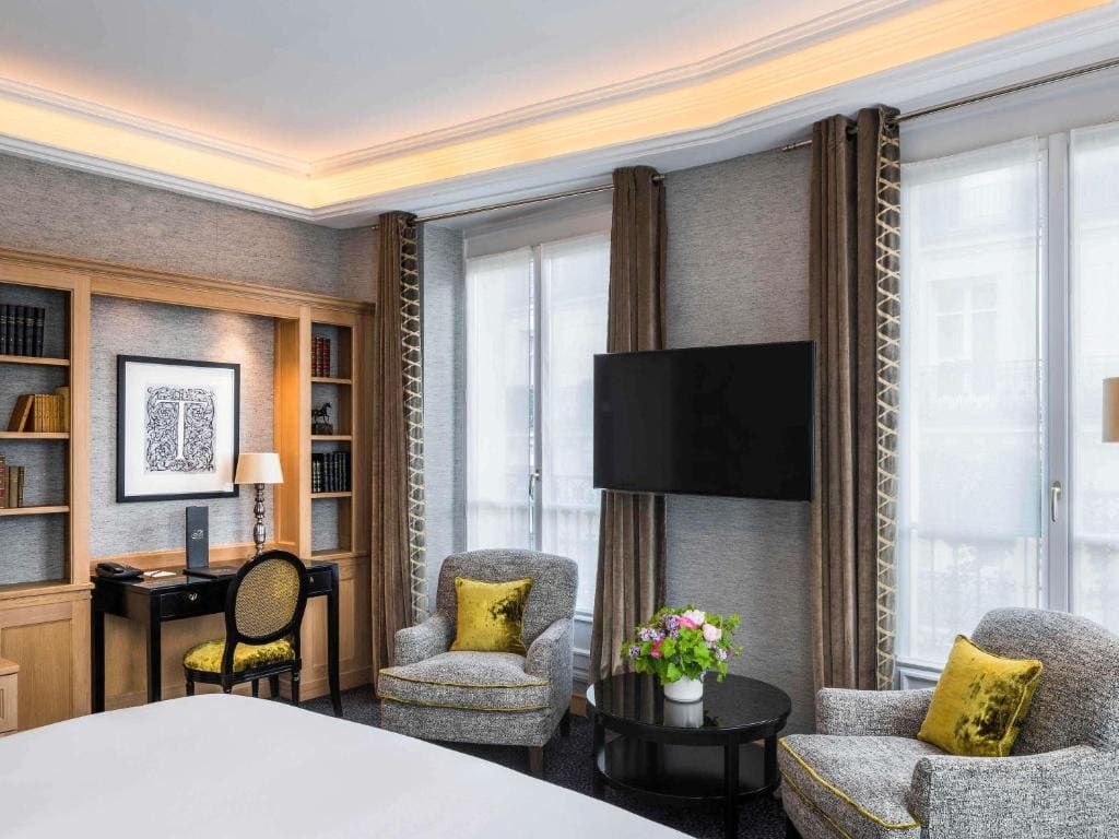 Luxury Junior King Suite with Balcony and Eiffel Tower View room - Image 3