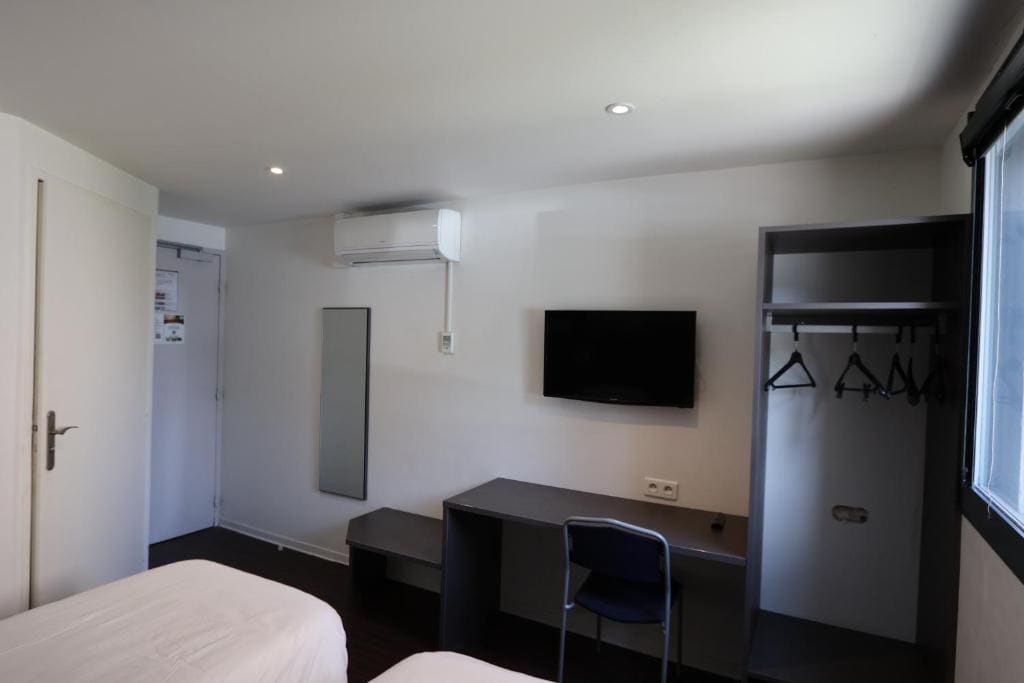 Superior Twin Room room - Image 3