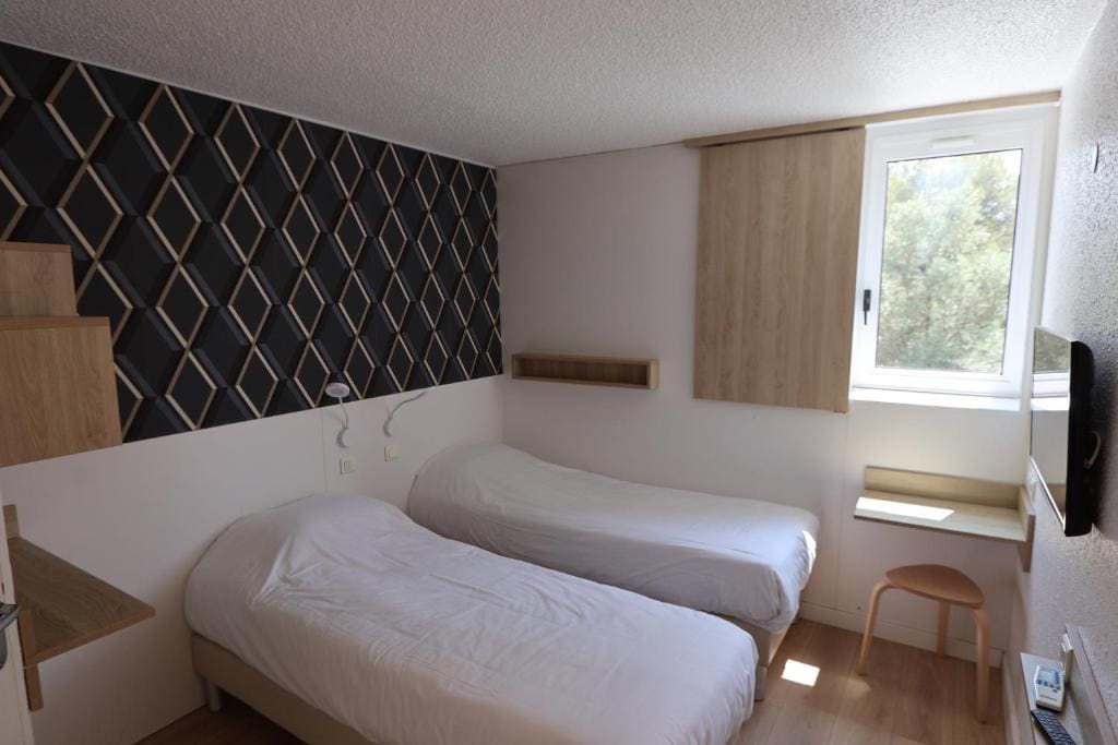 Superior Twin Room room - Image 2