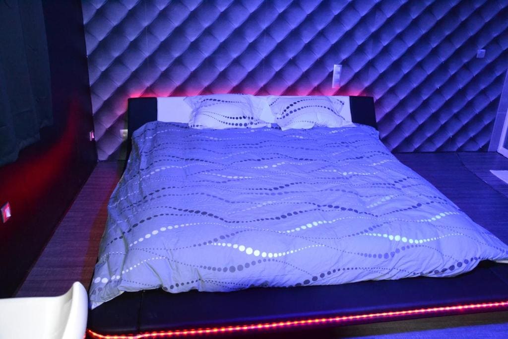 Deluxe Double Room with Shower room - Image 3