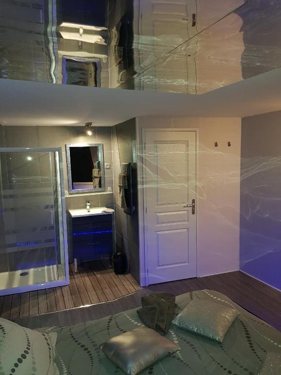Deluxe Double Room with Shower room - Image 2