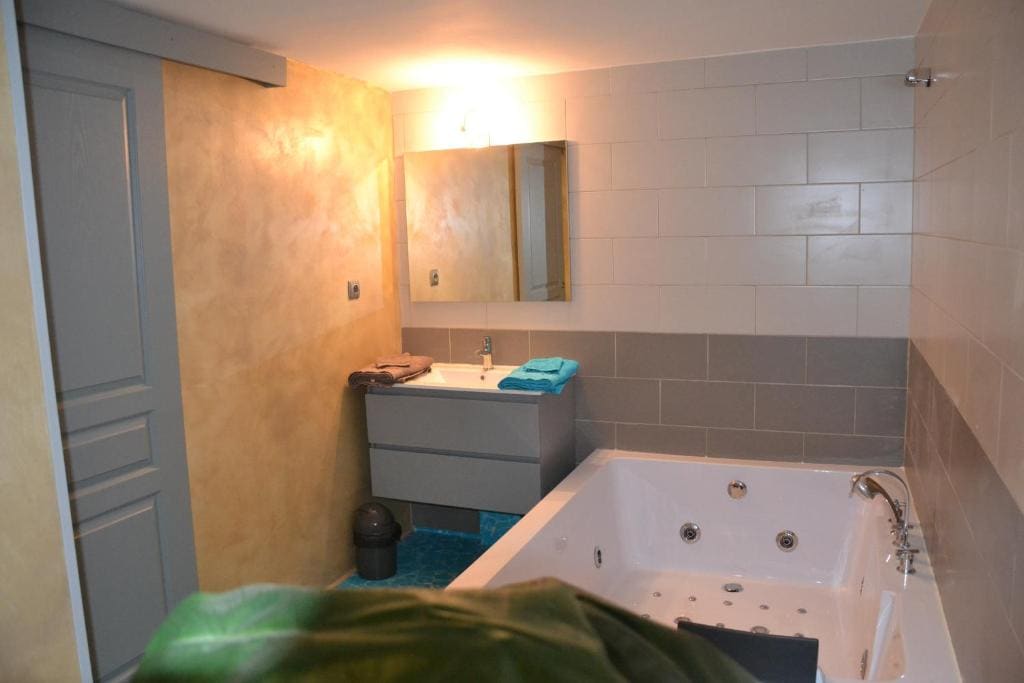 King Room with Spa Bath room - Image 2
