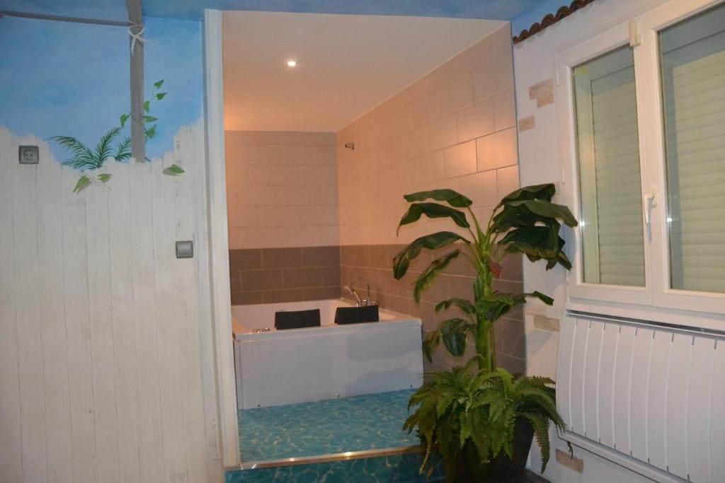 King Room with Spa Bath room - Image 3