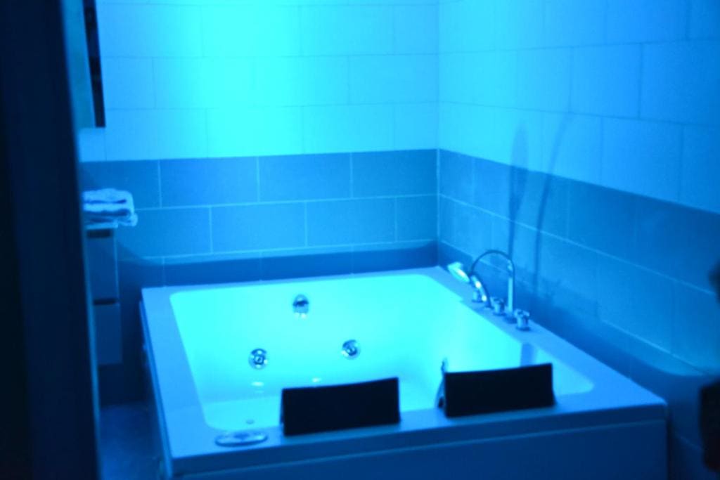 King Room with Spa Bath room - Image 1