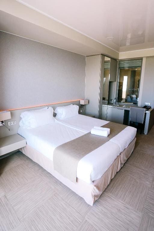 Double Room with - Sea View room - Image 3
