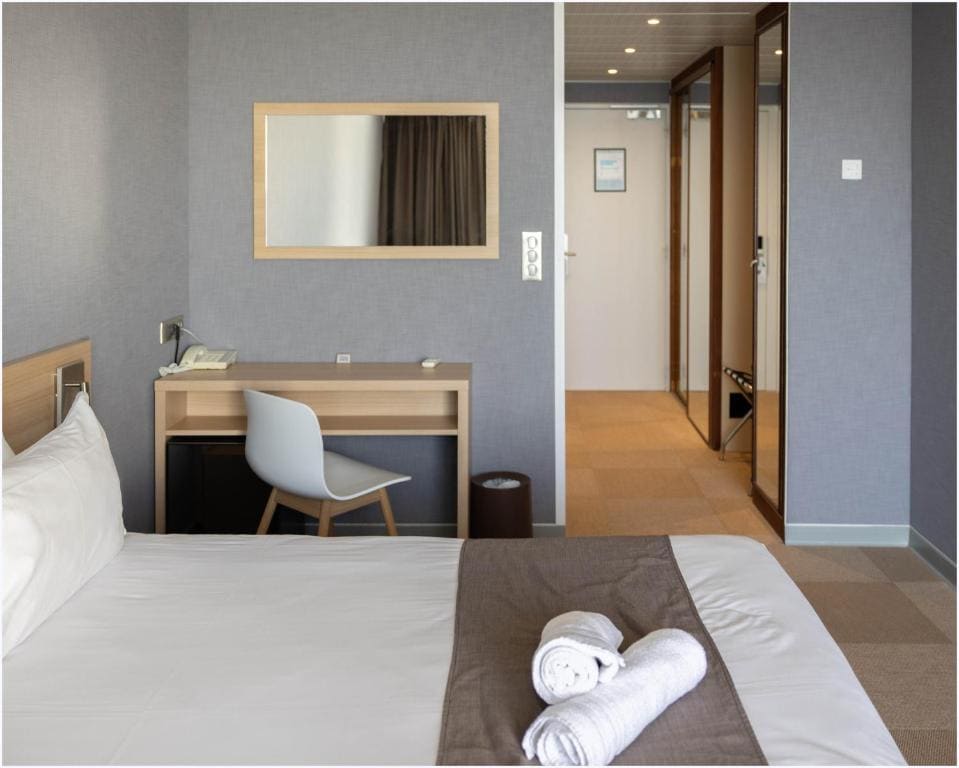 Standard Room With Single Beds - Sea View room - Image 3
